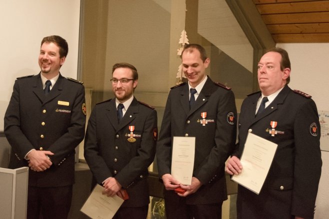 Verleihung mit dem Feuerwehr-Ehrenzeichen in Bronze, v.l.n.r Ronald Richter, Maximilian Kohnle, Sebastian Steinhardt, Matthias Fuchs